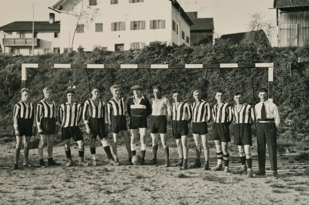 1945